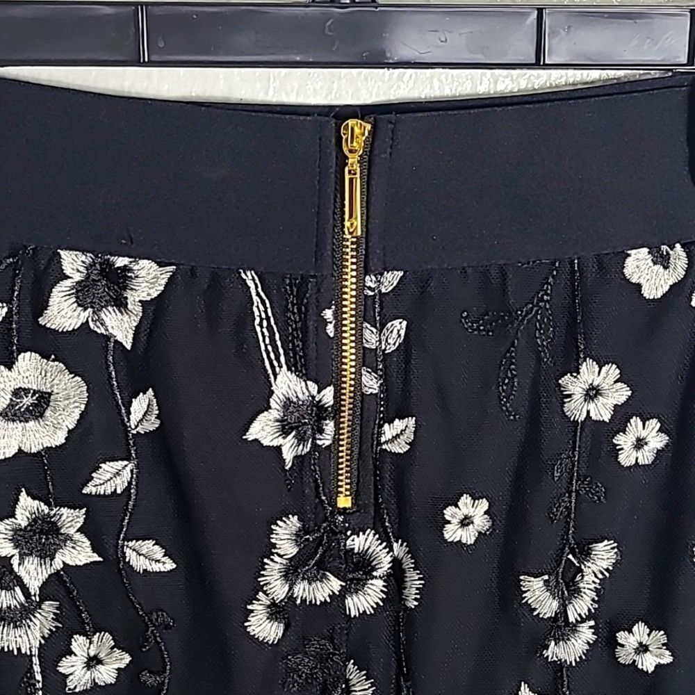 Thalia Sodi Black Midi-Skirt, White Embroidered Flowers, Sheer Ruffle, Sz 8 - Picture 6 of 8